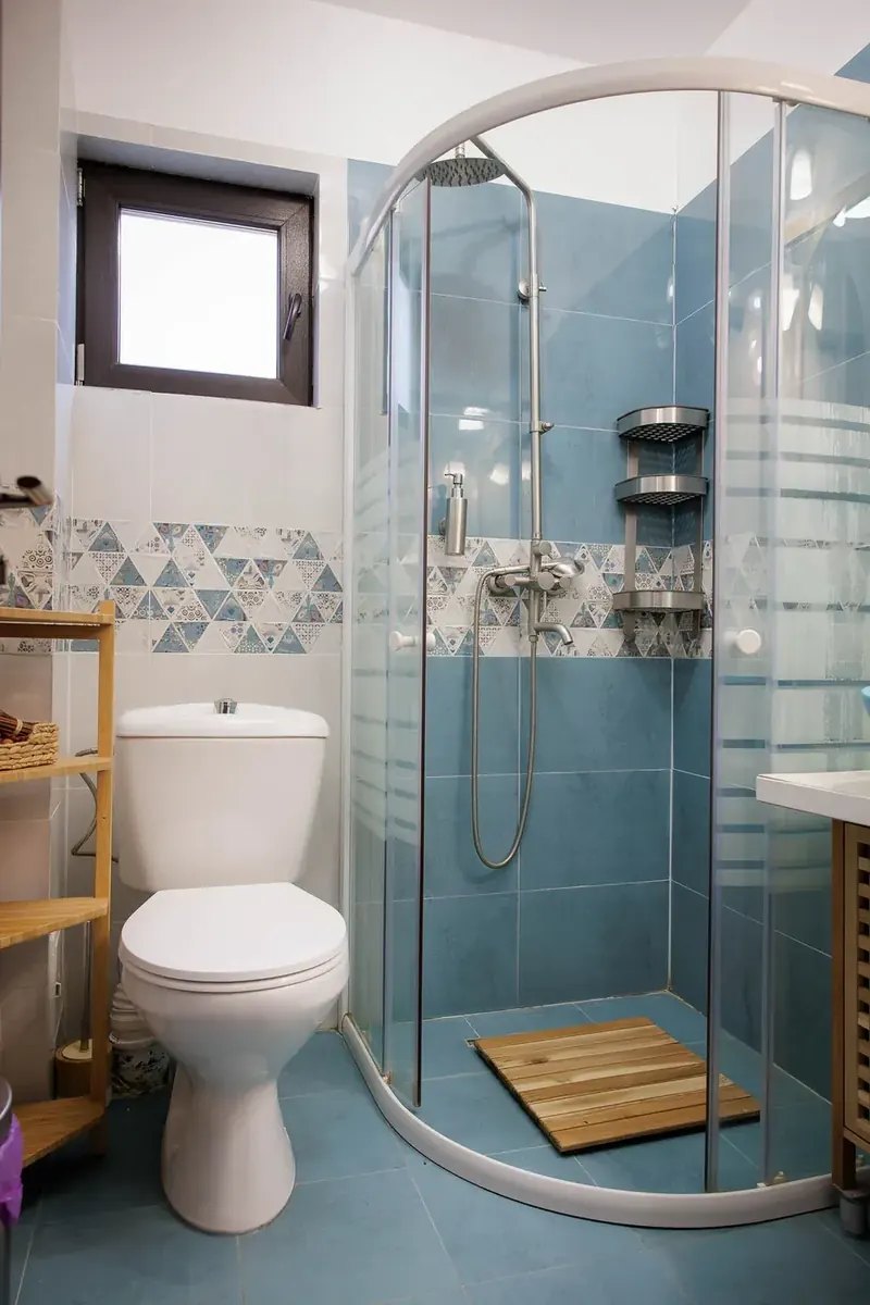 Parter – baie cu cabină de duș