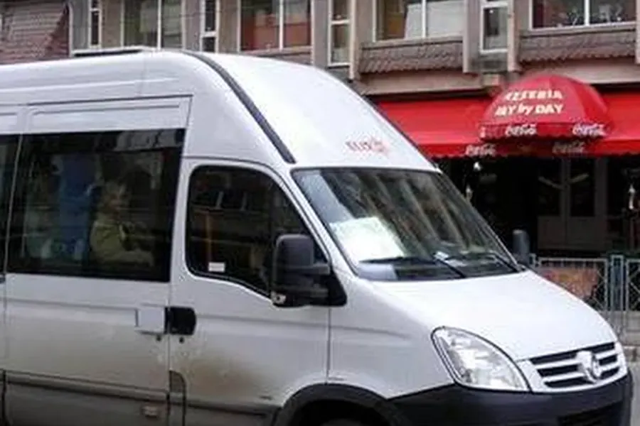 Microbuz / maxi-taxi pentru transport local și legături spre Câmpina și Sinaia