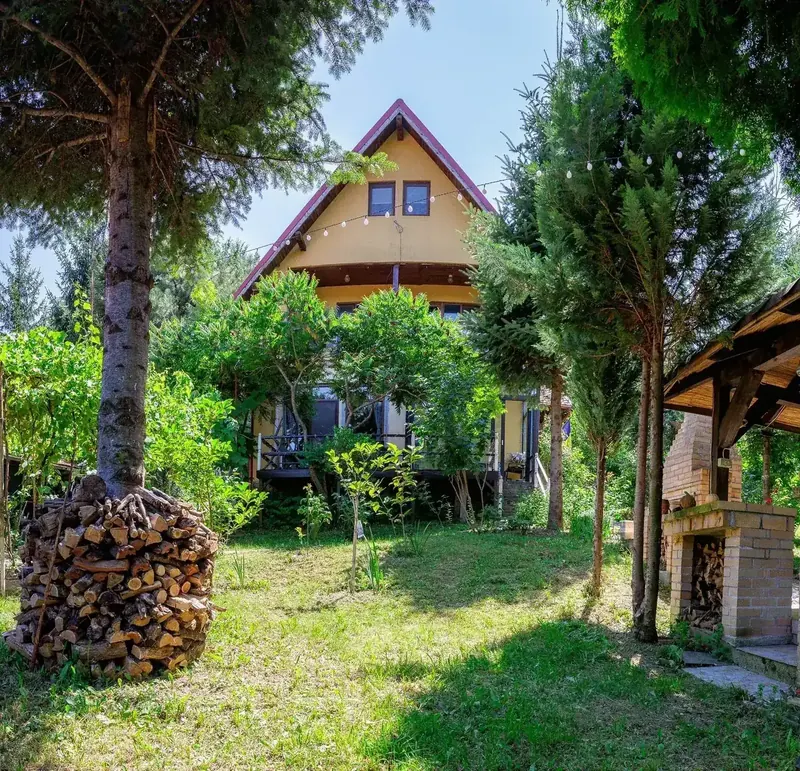 Casa Primăverii și grădina